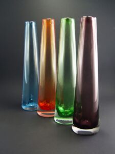 Szklany wazon artystyczny (Artistic glass vase)