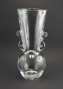 Szklany wazon artystyczny (Artistic glass vase)