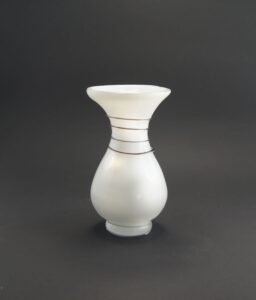 Szklany wazon artystyczny (Artistic glass vase)