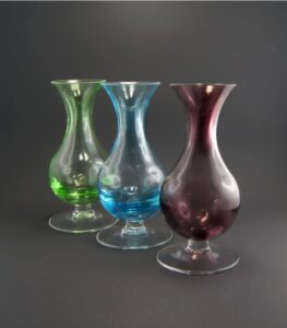 Szklany wazon artystyczny (Artistic glass vase)