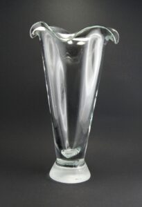 Szklany wazon artystyczny (Artistic glass vase)