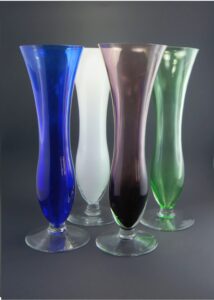 Szklany wazon artystyczny (Artistic glass vase)