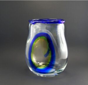 Szklany wazon artystyczny (Artistic glass vase)