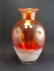 Szklany wazon artystyczny (Artistic glass vase)