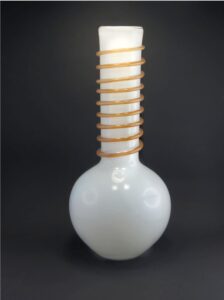 Szklany wazon artystyczny (Artistic glass vase)