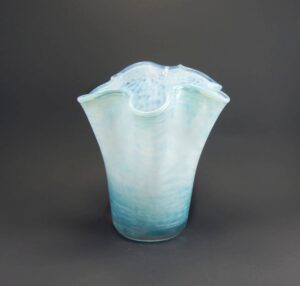Szklany wazon artystyczny (Artistic glass vase)