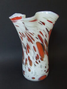 Szklany wazon artystyczny (Artistic glass vase)
