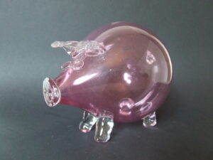 Szklana figurka i skarbonka - świnka różowa