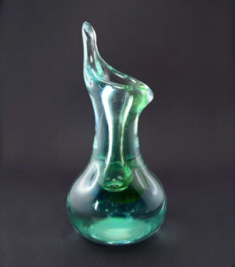 Szklany wazon artystyczny (Artistic glass vase)