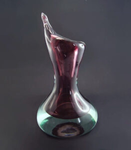 Szklany wazon artystyczny (Artistic glass vase)