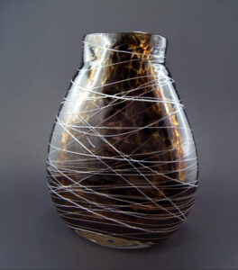 Szklany wazon artystyczny (Artistic glass vase)