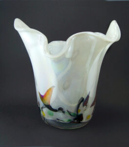 Szklany wazon artystyczny (Artistic glass vase)