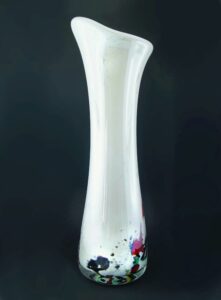 Szklany wazon artystyczny (Artistic glass vase)