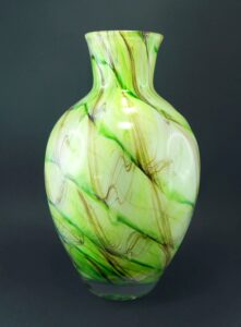Szklany wazon artystyczny (Artistic glass vase)