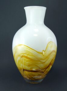 Szklany wazon artystyczny (Artistic glass vase)