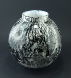 Szklany wazon artystyczny (Artistic glass vase)