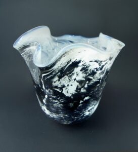 Szklany wazon artystyczny (Artistic glass vase)