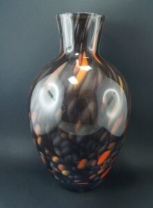 Szklany wazon artystyczny (Artistic glass vase)