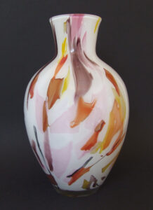 Szklany wazon artystyczny (Artistic glass vase)