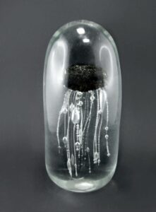 Szklany przycisk do papieru - meduza