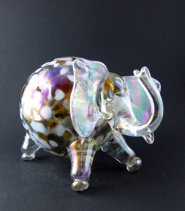 Szklana figurka /szklana ozdoba / Słonik skarbonka