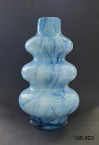 Szklany wazon artystyczny (Artistic glass vase)