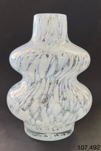 Szklany wazon artystyczny (Artistic glass vase)