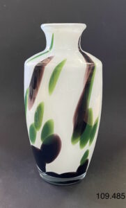 Szklany wazon artystyczny (Artistic glass vase)