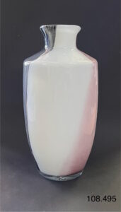 Szklany wazon artystyczny (Artistic glass vase)