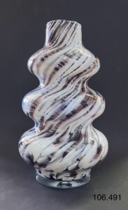 Szklany wazon artystyczny (Artistic glass vase)