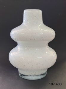Szklany wazon artystyczny (Artistic glass vase)