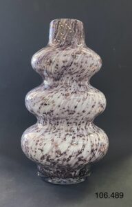Szklany wazon artystyczny (Artistic glass vase)