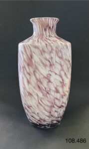 Szklany wazon artystyczny (Artistic glass vase)