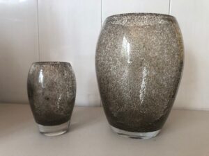 Szklany wazon artystyczny (Artistic glass vase)