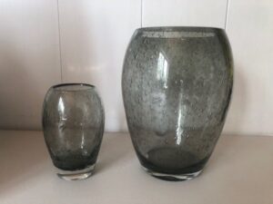 Szklany wazon artystyczny (Artistic glass vase)