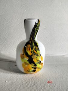 Szklany wazon artystyczny (Artistic glass vase)