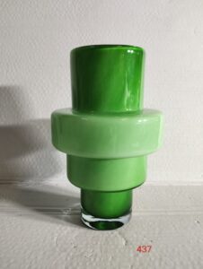 Szklany wazon artystyczny (Artistic glass vase)