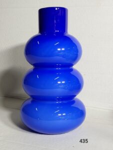 Szklany wazon artystyczny (Artistic glass vase)