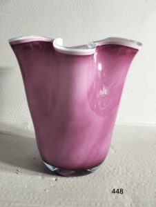 Szklany wazon artystyczny (Artistic glass vase)