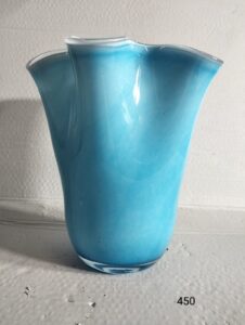 Szklany wazon artystyczny (Artistic glass vase)
