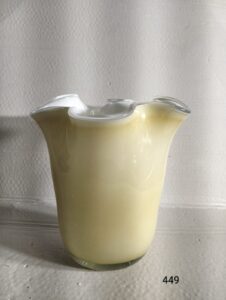 Szklany wazon artystyczny (Artistic glass vase)