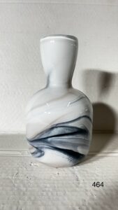 Szklany wazon artystyczny (Artistic glass vase)