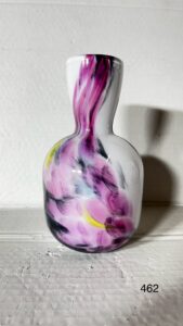Szklany wazon artystyczny (Artistic glass vase)