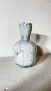 Szklany wazon artystyczny (Artistic glass vase)