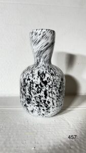 Szklany wazon artystyczny (Artistic glass vase)