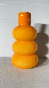 Szklany wazon artystyczny (Artistic glass vase)