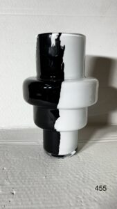 Szklany wazon artystyczny (Artistic glass vase)