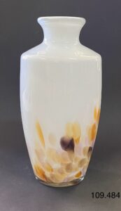 Szklany wazon artystyczny (Artistic glass vase)