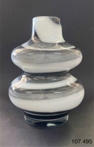 Szklany wazon artystyczny (Artistic glass vase)