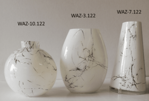 Szklany wazon artystyczny (Artistic glass vase)